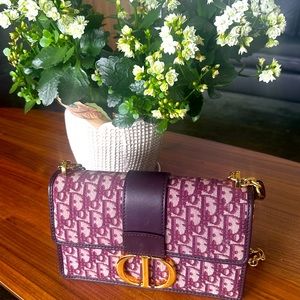 Beautiful bag excellent quality: ( price reflects authenticity)